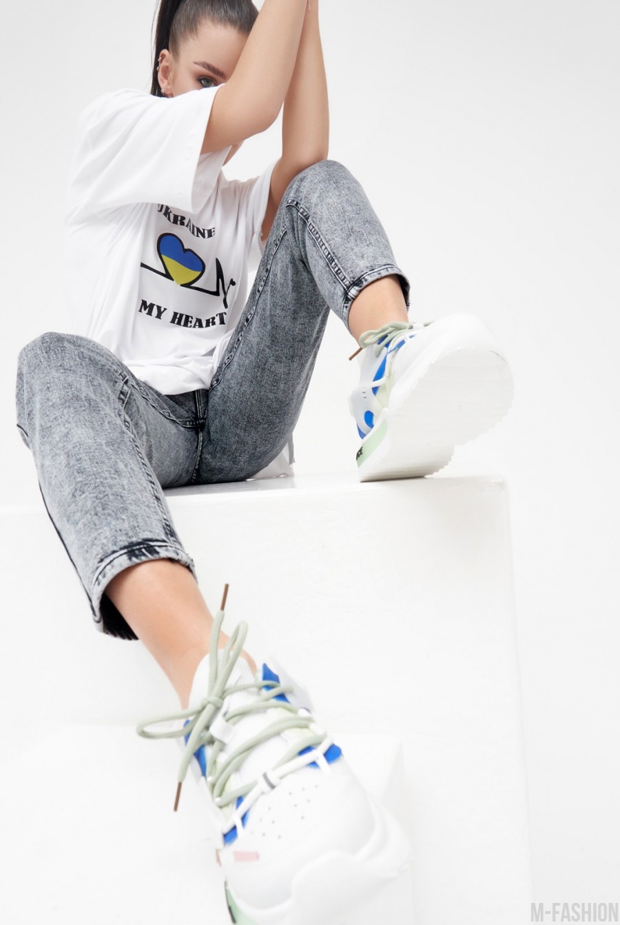 Белые комбинированные кроссовки с яркими вставками- Фото 2