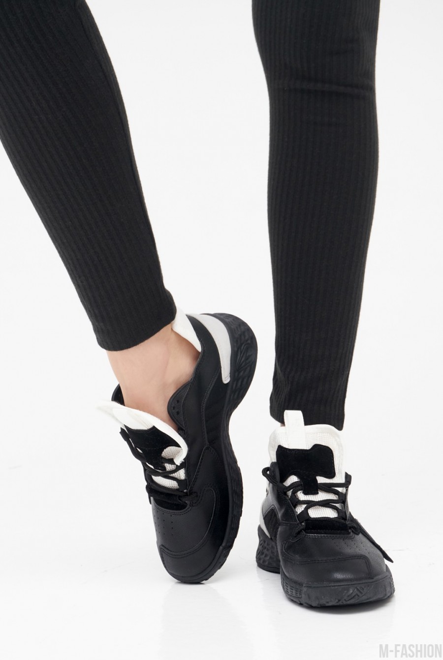 Черные кроссовки из эко-кожи с вставками на подошве - Фото 1