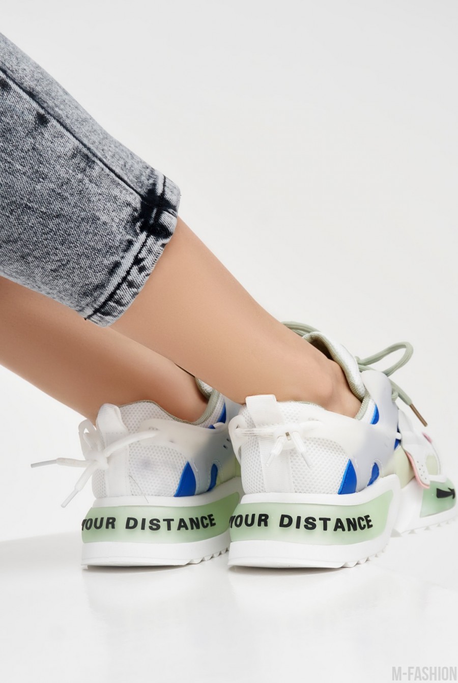 Белые комбинированные кроссовки с яркими вставками- Фото 3