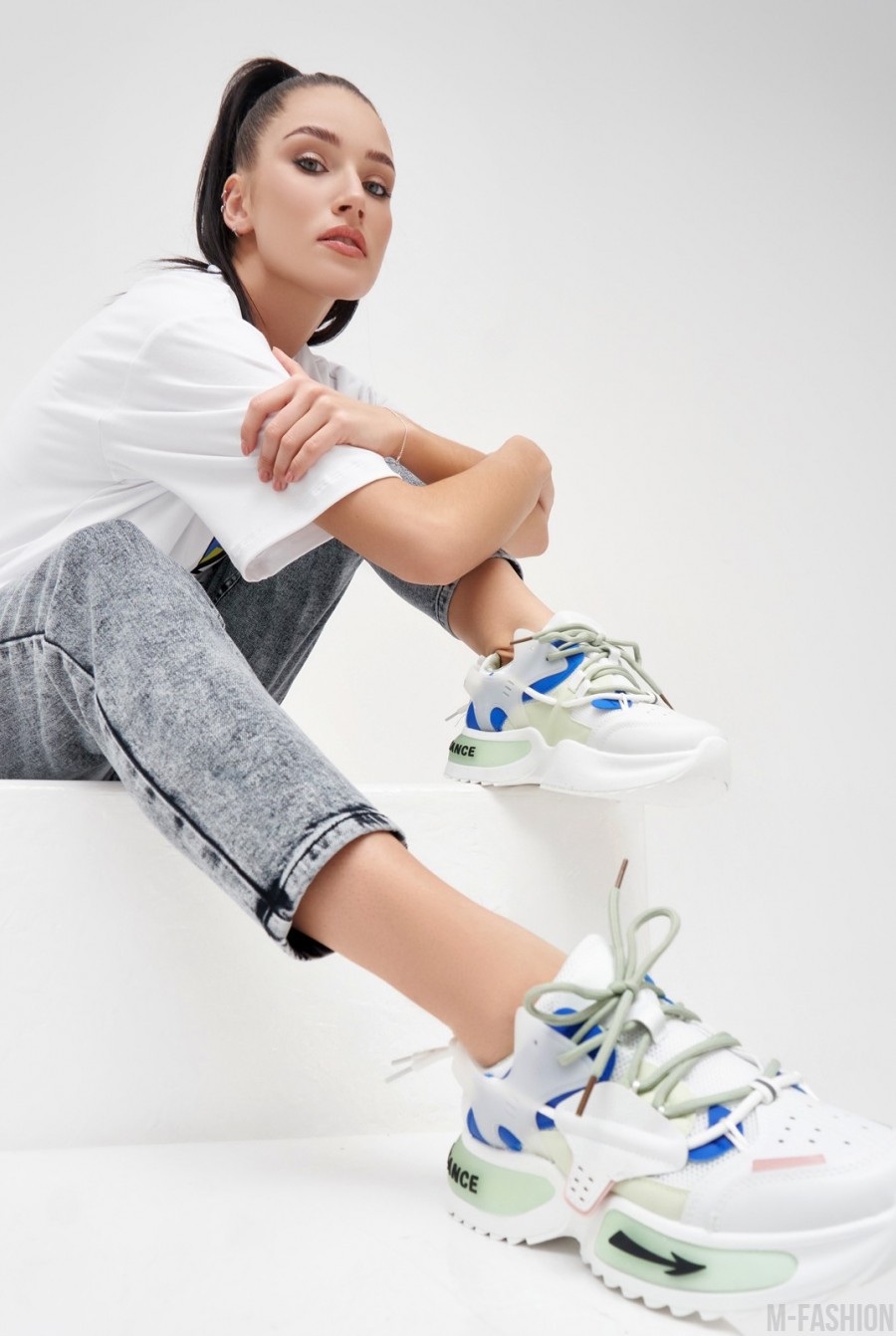 Белые комбинированные кроссовки с яркими вставками - Фото 1