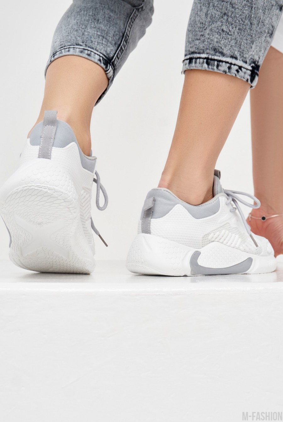 Бело-серые сетчатые кроссовки с силиконовыми вставками- Фото 3