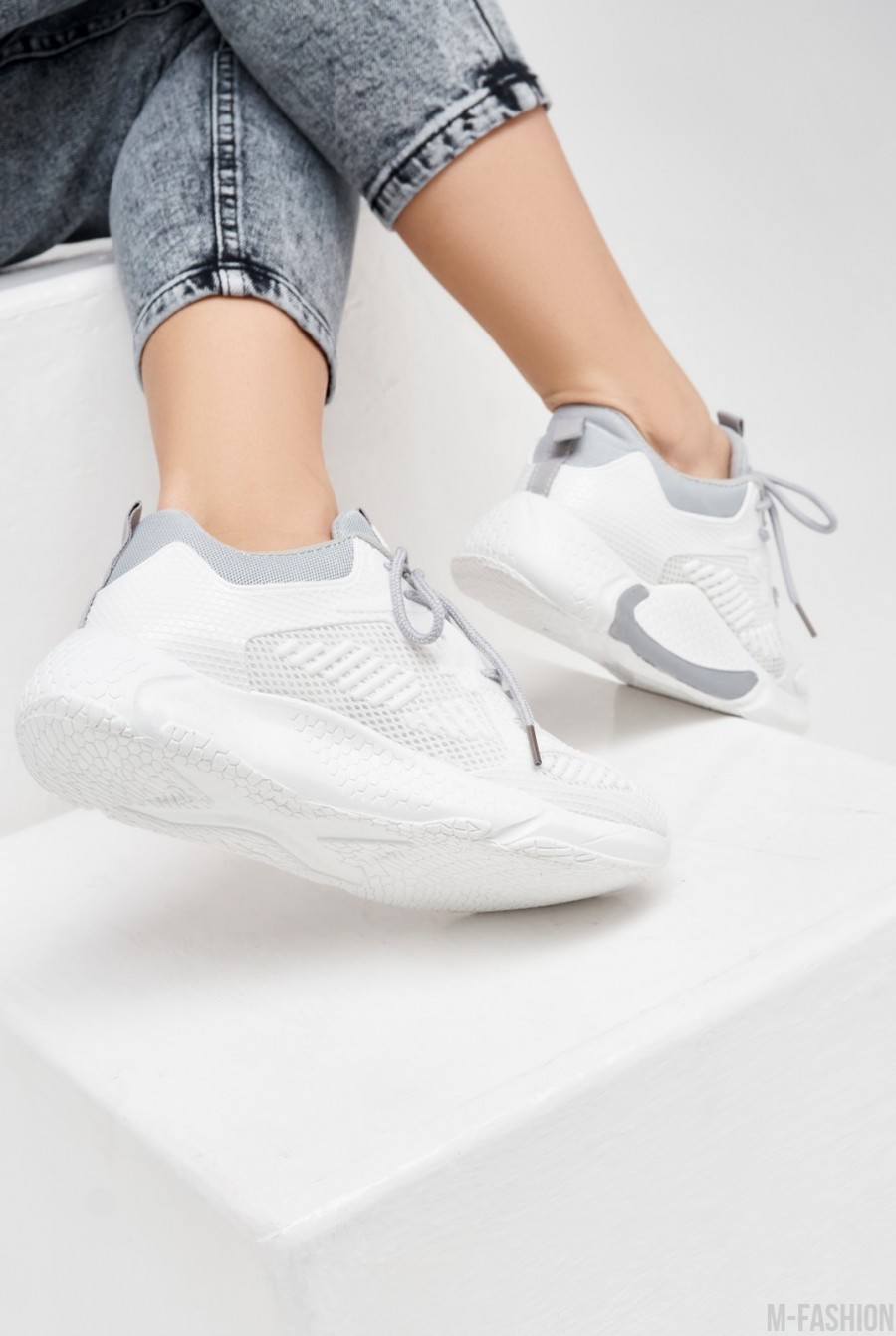 Бело-серые сетчатые кроссовки с силиконовыми вставками- Фото 2