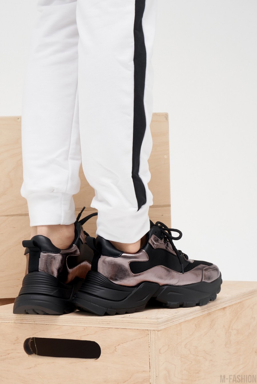Черные кожаные кроссовки с серебристыми вставками- Фото 3