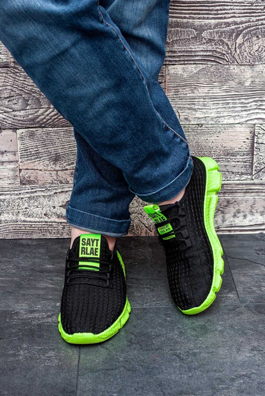 Черно сетчатые кроссовки с салатовыми вставками - Фото 1
