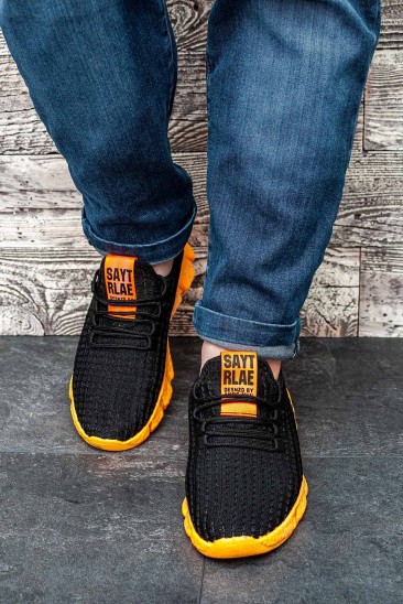 Черные сетчатые кроссовки с оранжевыми вставками