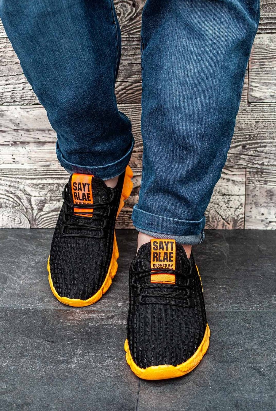 Черные сетчатые кроссовки с оранжевыми вставками - Фото 1