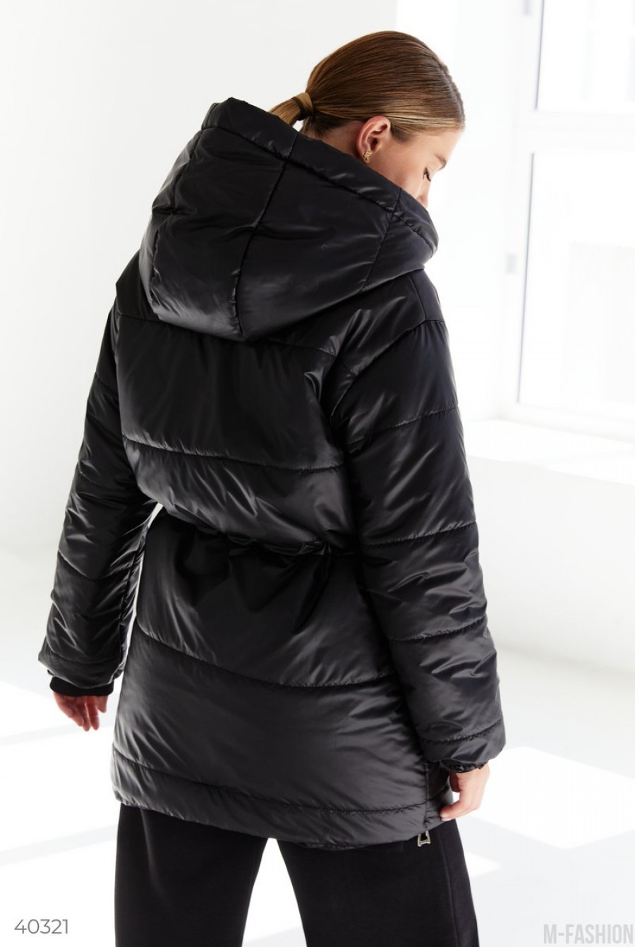 Куртка с затяжкой в поясе черного цвета- Фото 6