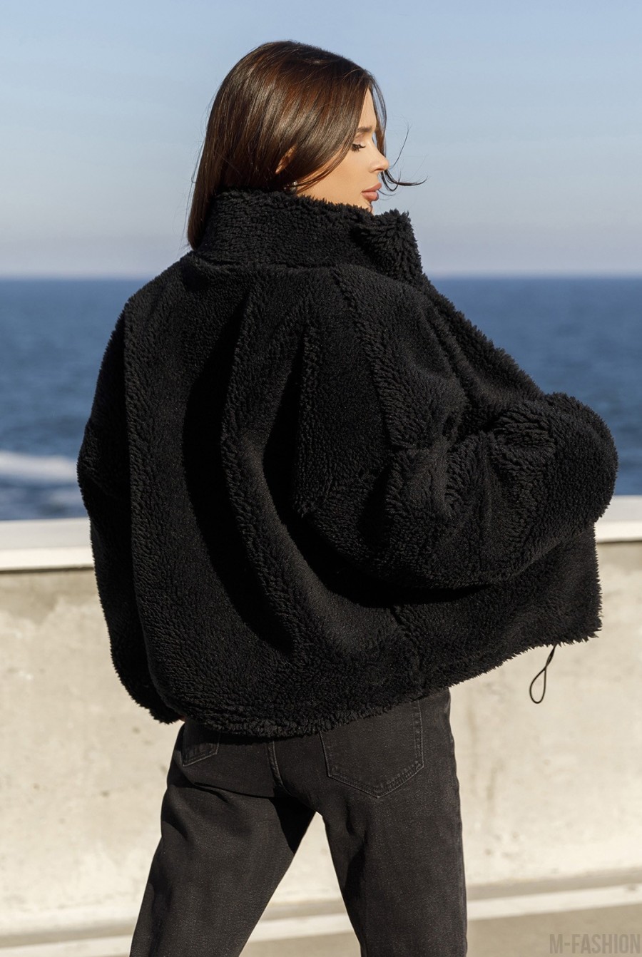 Черная короткая куртка из искусственного меха- Фото 3
