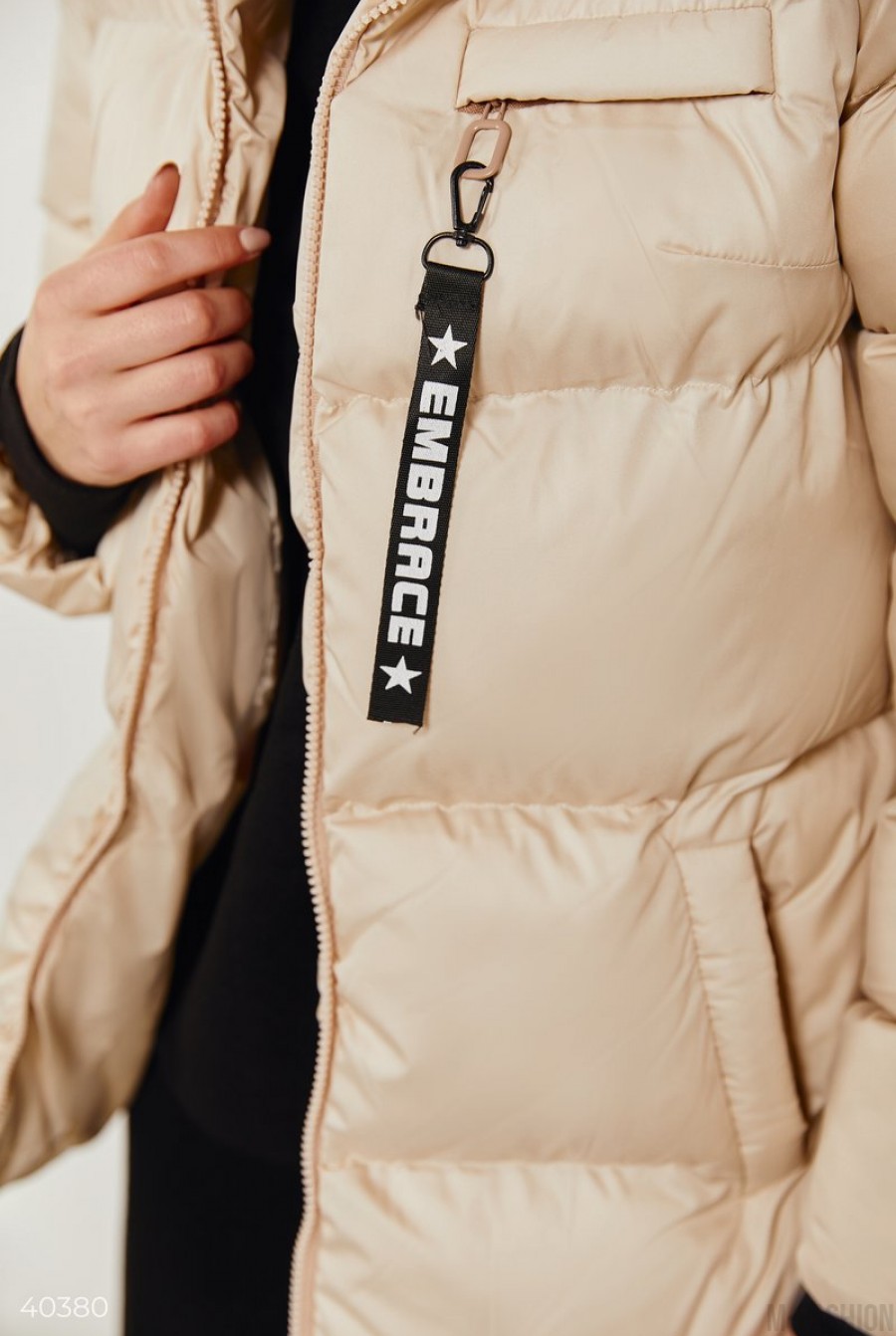 Короткая стеганая куртка бежевого цвета- Фото 6