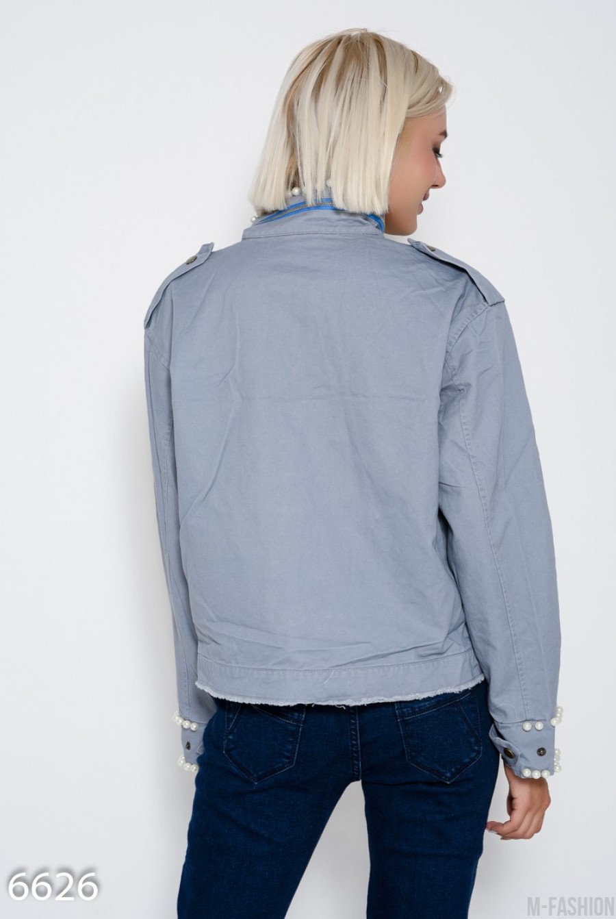 Серая укороченная джинсовая куртка с бахромой, молнией на воротнике и инкрустацией жемчужинами- Фото 5