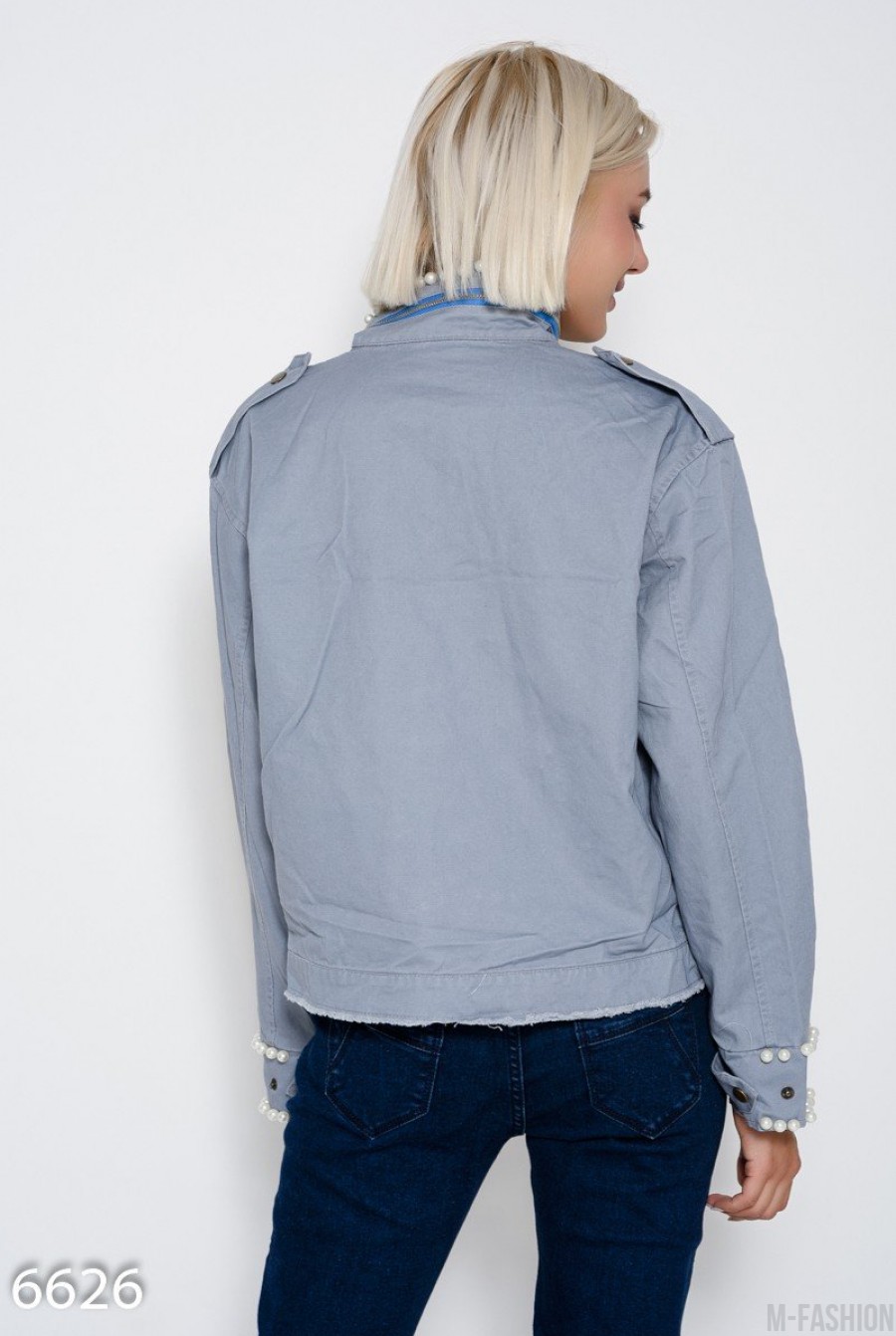 Серая укороченная джинсовая куртка с бахромой, молнией на воротнике и инкрустацией жемчужинами- Фото 4