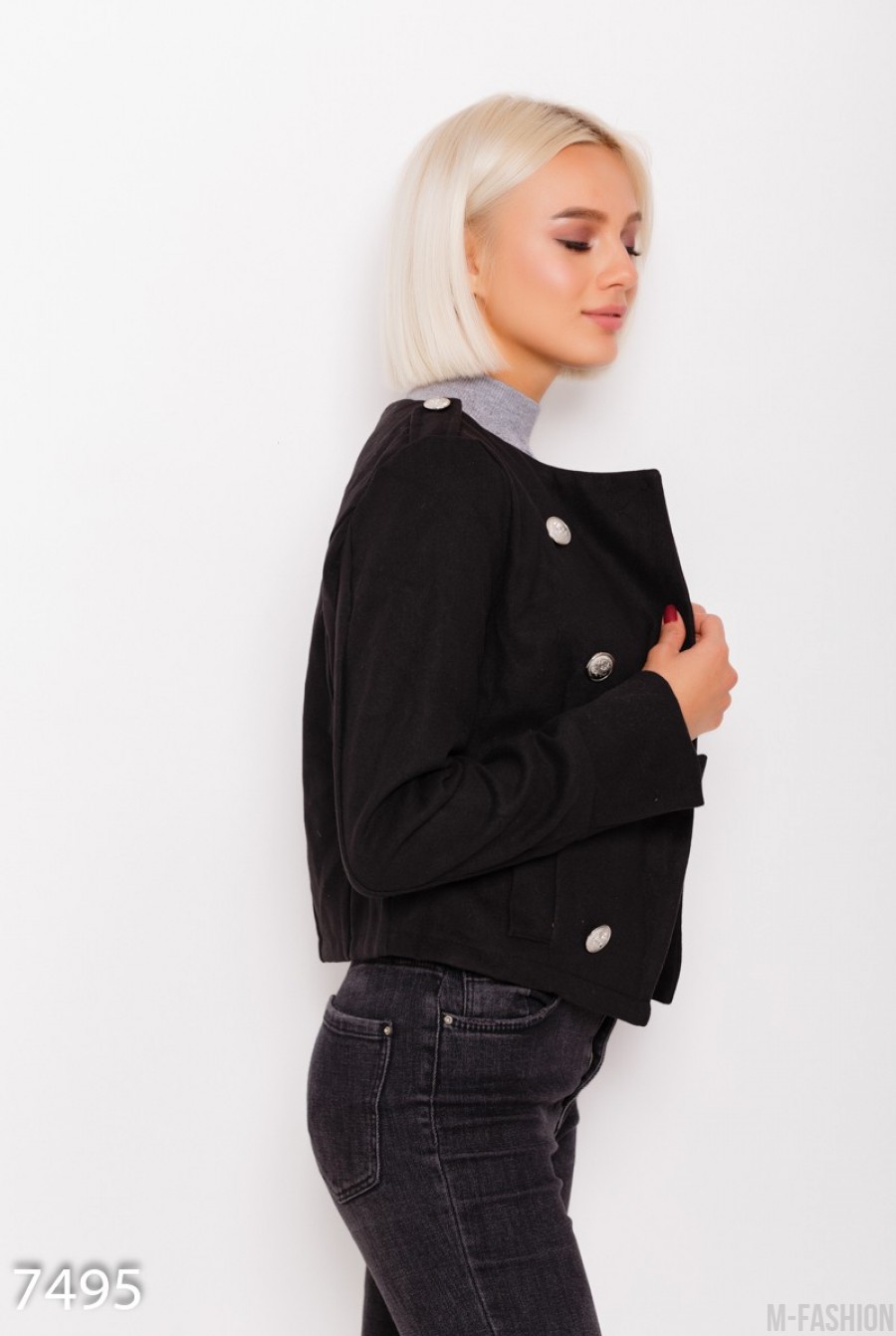 Черная укороченная куртка-жакет с серебристыми декоративными пуговицами- Фото 2