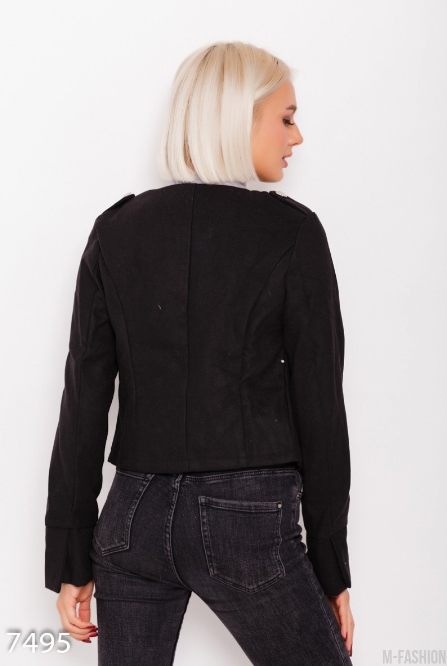 Черная укороченная куртка-жакет с серебристыми декоративными пуговицами- Фото 3