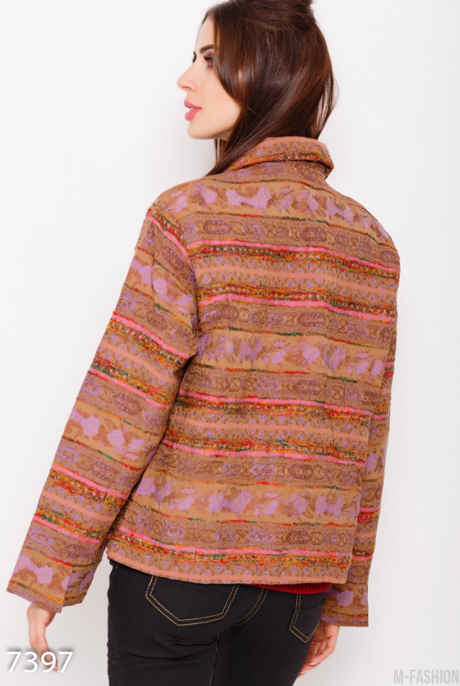 Цветная укороченная куртка-жакет на молнии с полосатой объемной вышивкой- Фото 3