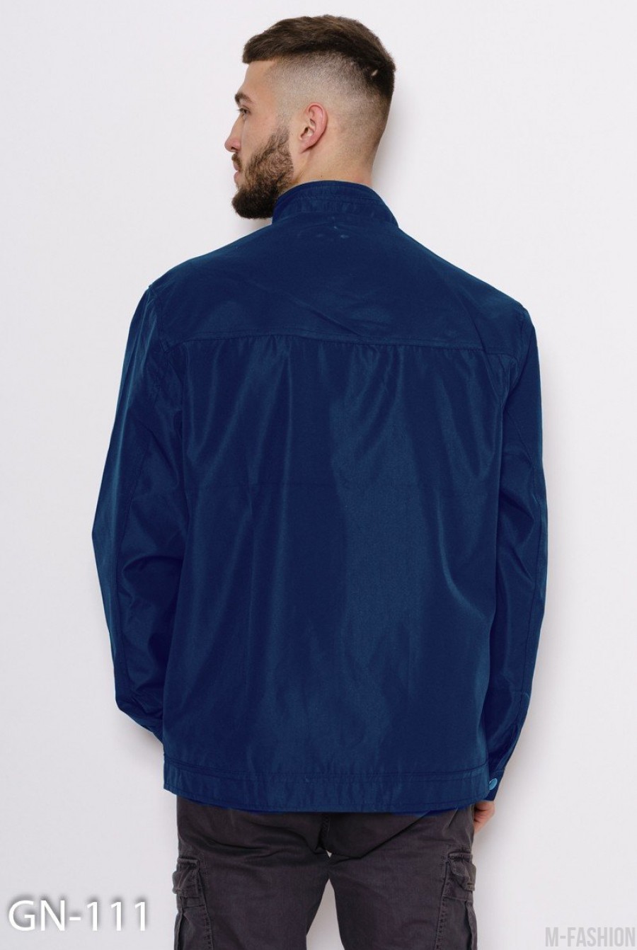 Синяя тонкая куртка на молнии с велюровым декором- Фото 4