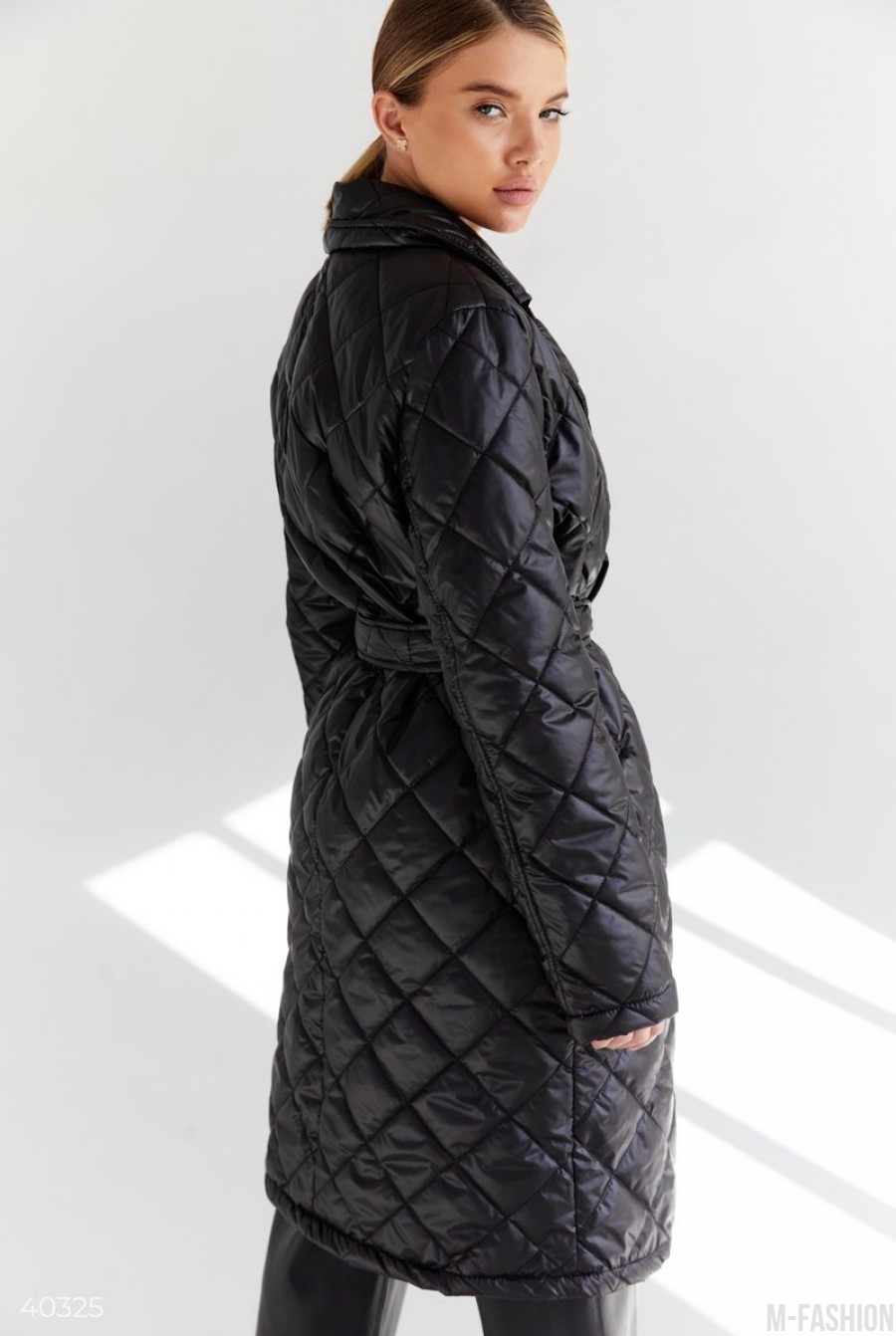 Длинная стеганная куртка черного цвета- Фото 3