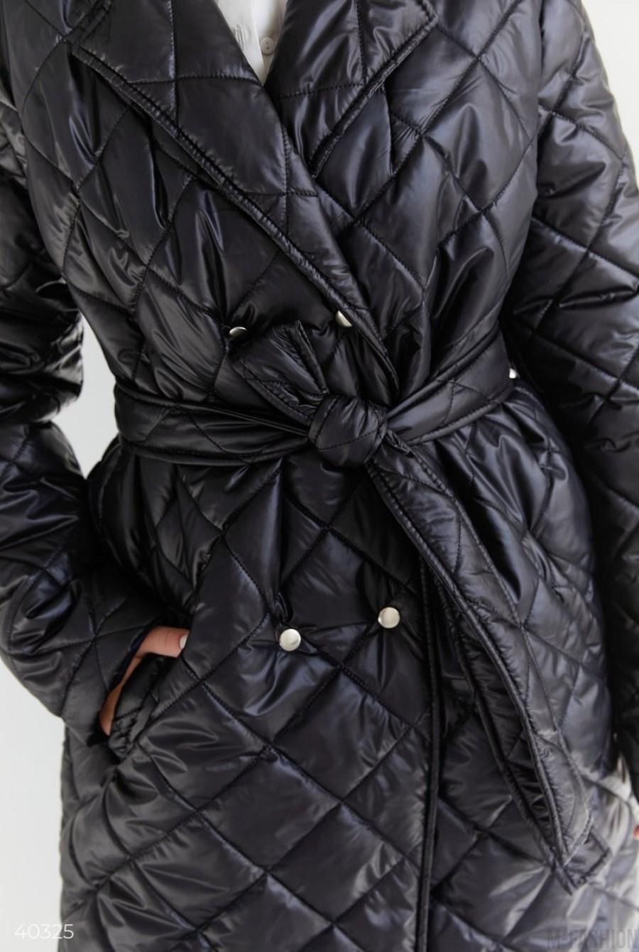 Длинная стеганная куртка черного цвета- Фото 4