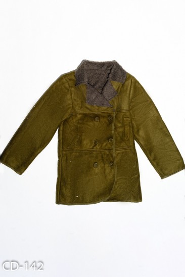 Демисезонная куртка цвета хаки на пуговицах из эко-замши на меху