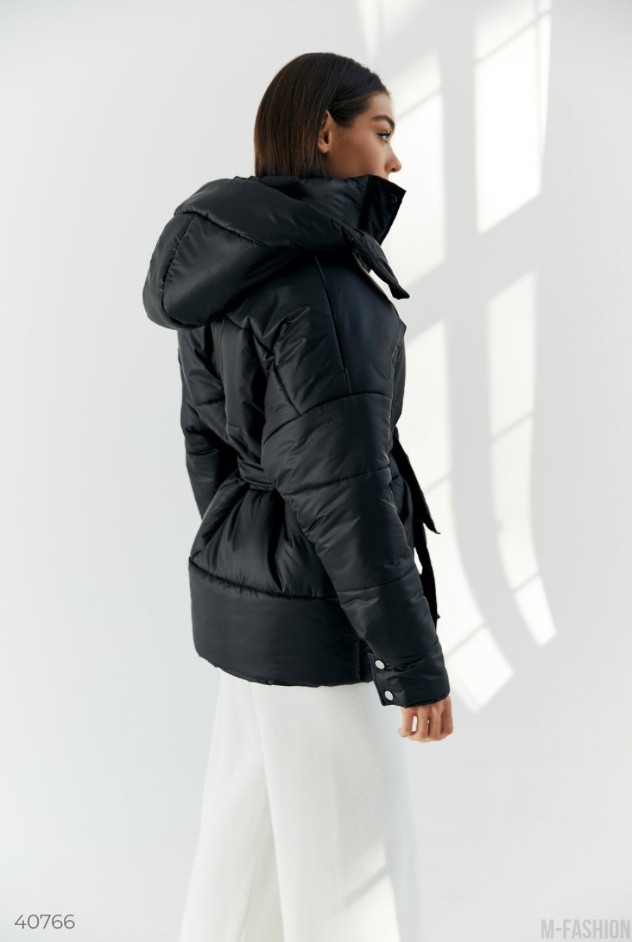 Теплая куртка классического черного цвета- Фото 5