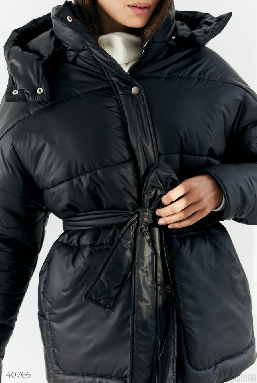 Теплая куртка классического черного цвета- Фото 3