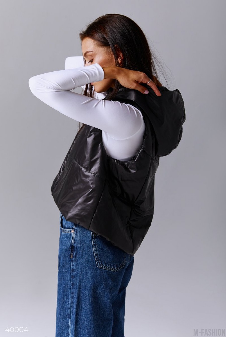 Черная жилетка с капюшоном- Фото 6