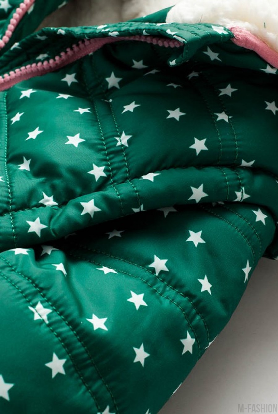 Демисезонная зеленая куртка с подкладкой на флисе, капюшоном и карманами- Фото 3