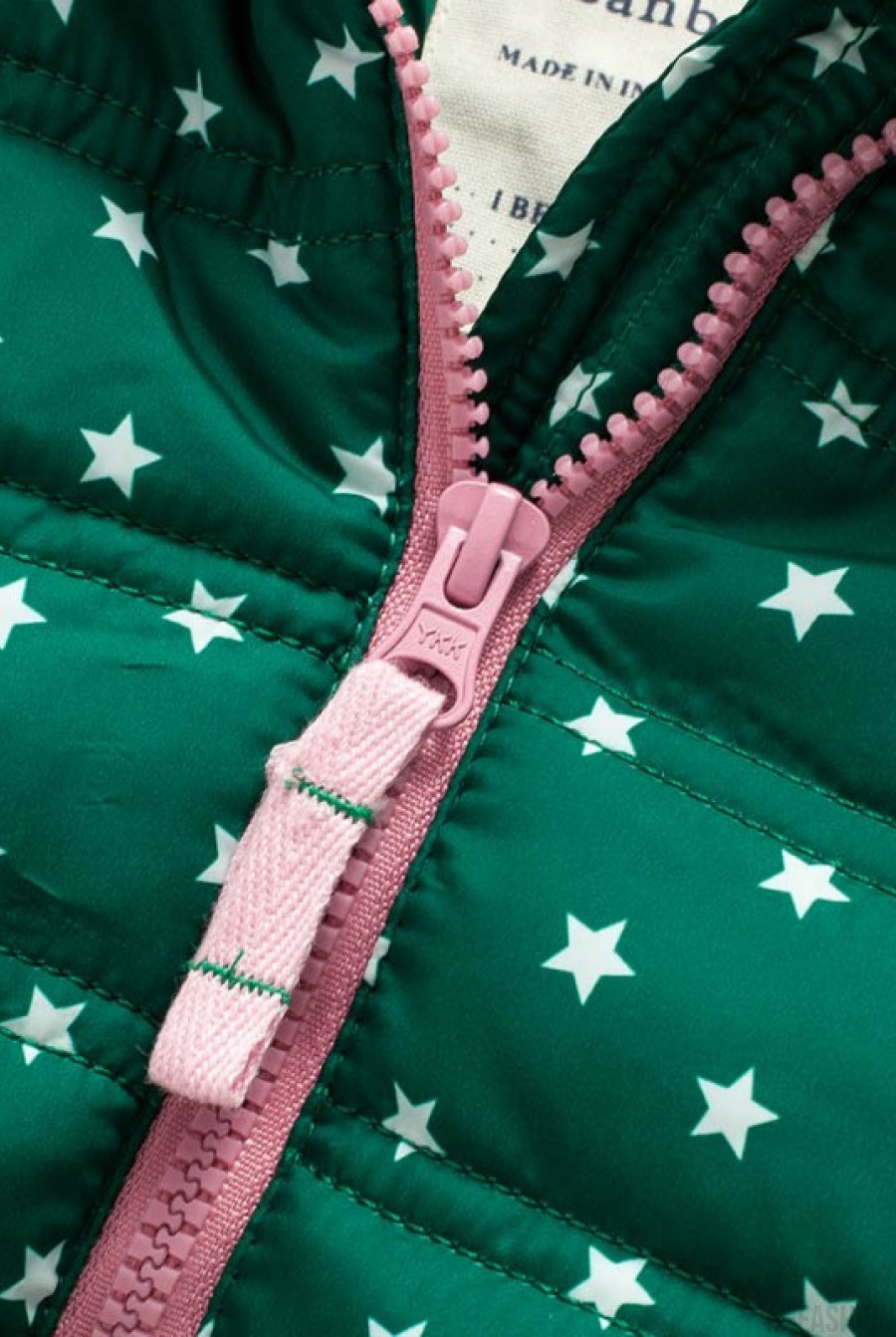Демисезонная зеленая куртка с подкладкой на флисе, капюшоном и карманами- Фото 4