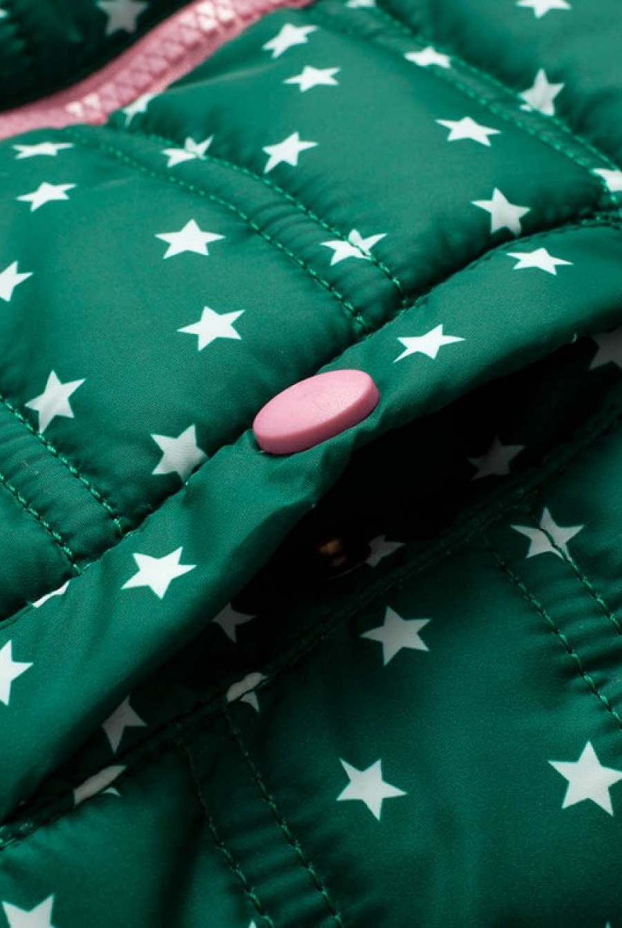 Демисезонная зеленая куртка с подкладкой на флисе, капюшоном и карманами- Фото 6