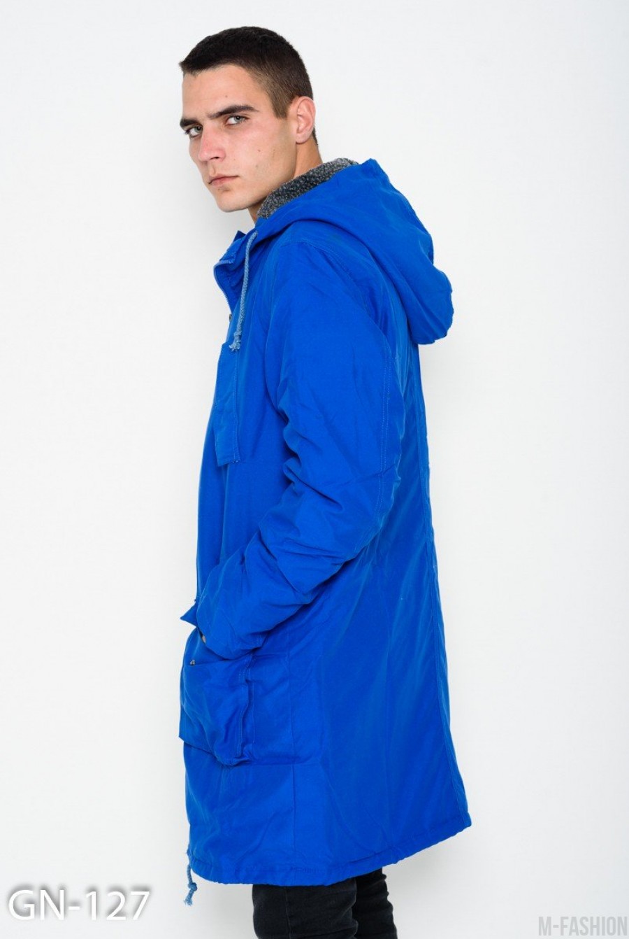 Удлиненная демисезонная куртка цвета электрик с капюшоном на шерсти- Фото 2