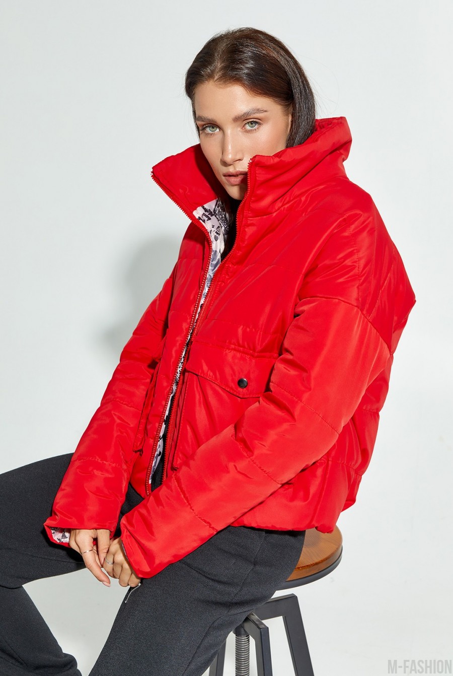 Красная демисезонная короткая куртка на молнии- Фото 2
