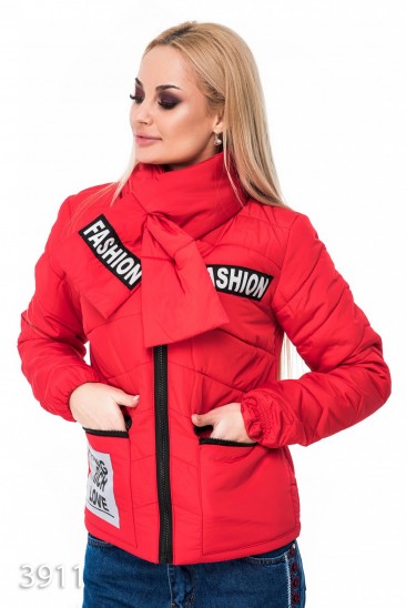 Красная курточка с воротом-шарфом и черными нашивками