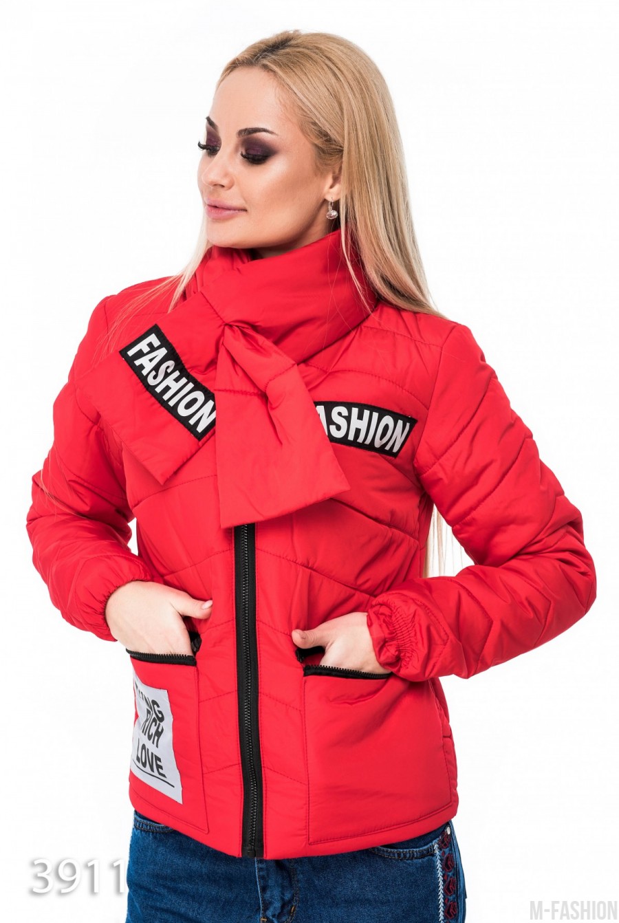 Красная курточка с воротом-шарфом и черными нашивками - Фото 1