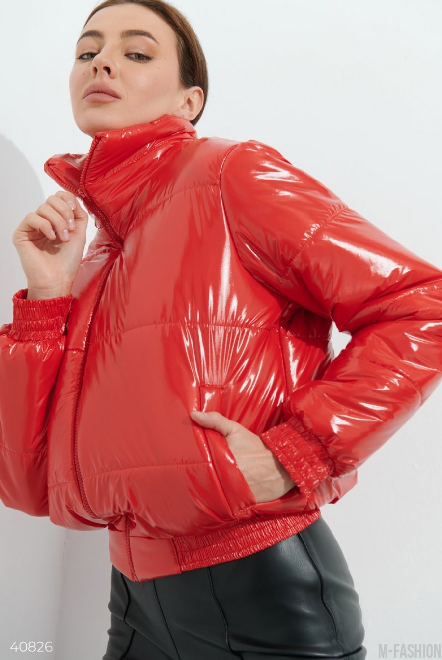 Красная короткая куртка на молнии - Фото 1