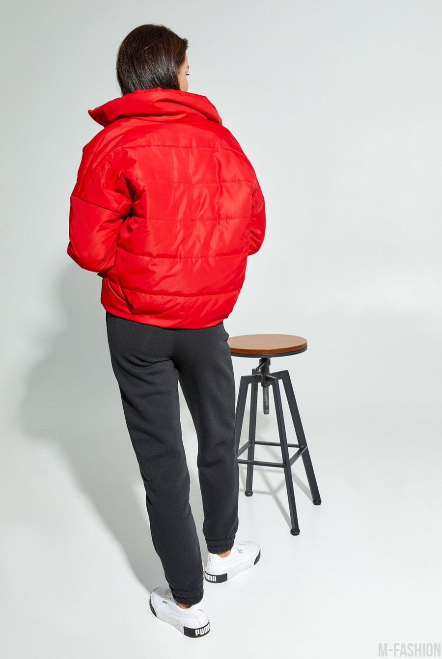 Красная демисезонная короткая куртка на молнии- Фото 3