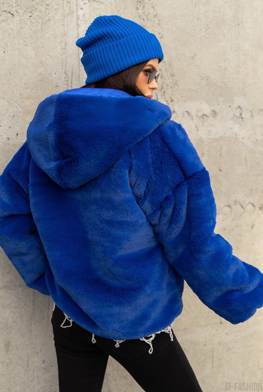 Синяя куртка из искусственного меха с капюшоном- Фото 3