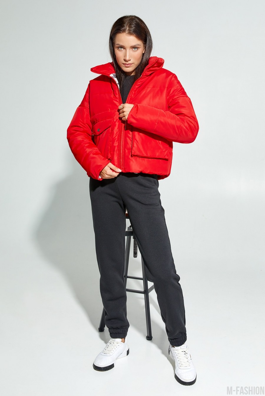 Красная демисезонная короткая куртка на молнии- Фото 4