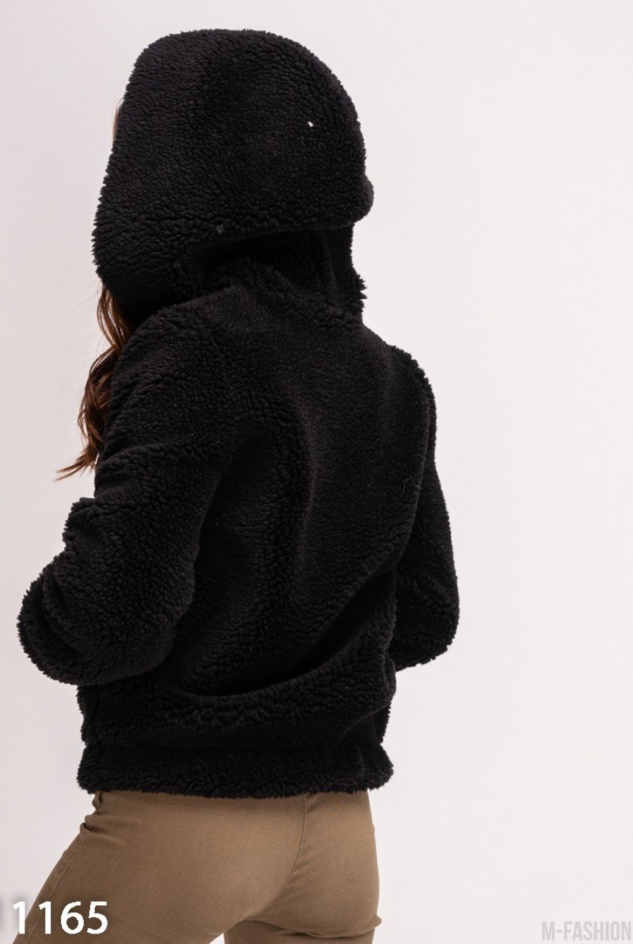 Черная меховая короткая куртка с капюшоном- Фото 4