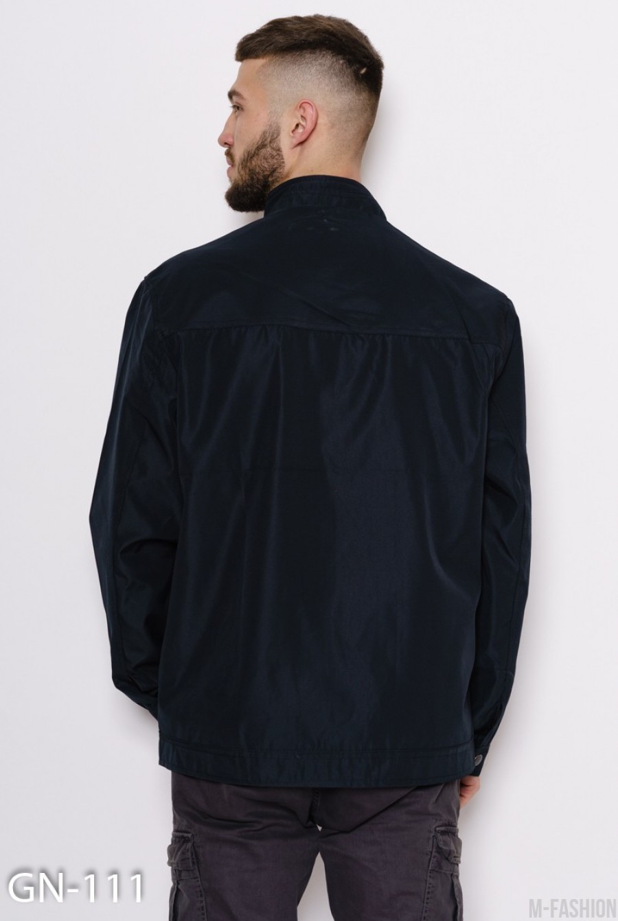 Черная тонкая куртка на молнии с велюровым декором- Фото 3