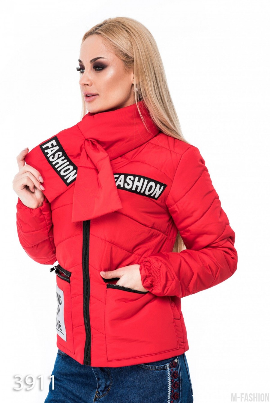 Красная курточка с воротом-шарфом и черными нашивками- Фото 2