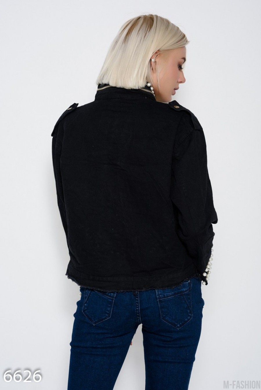 Черная укороченная джинсовая куртка с бахромой, молнией на воротнике и инкрустацией жемчужинами- Фото 4