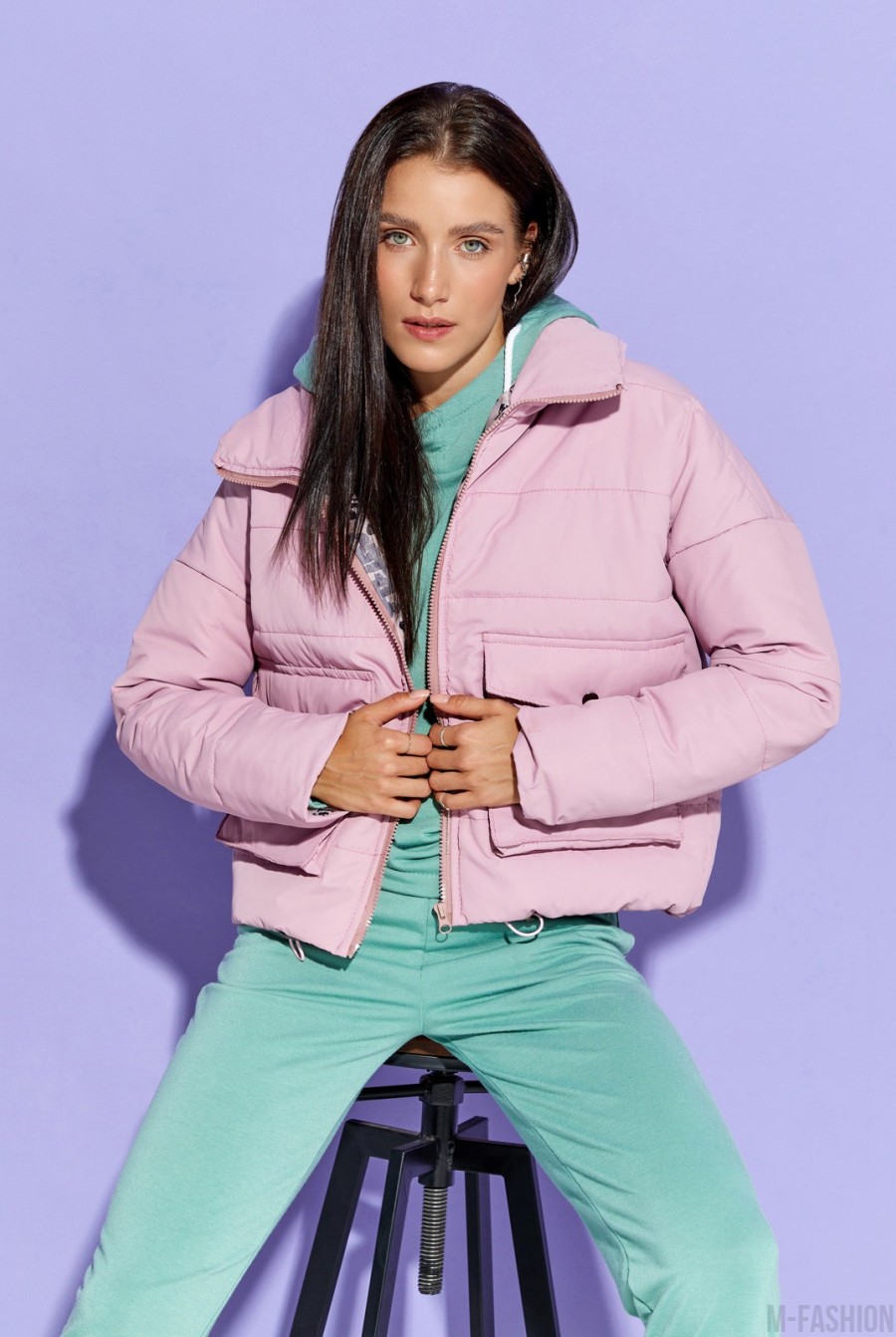 Розовая демисезонная короткая куртка на молнии - Фото 1