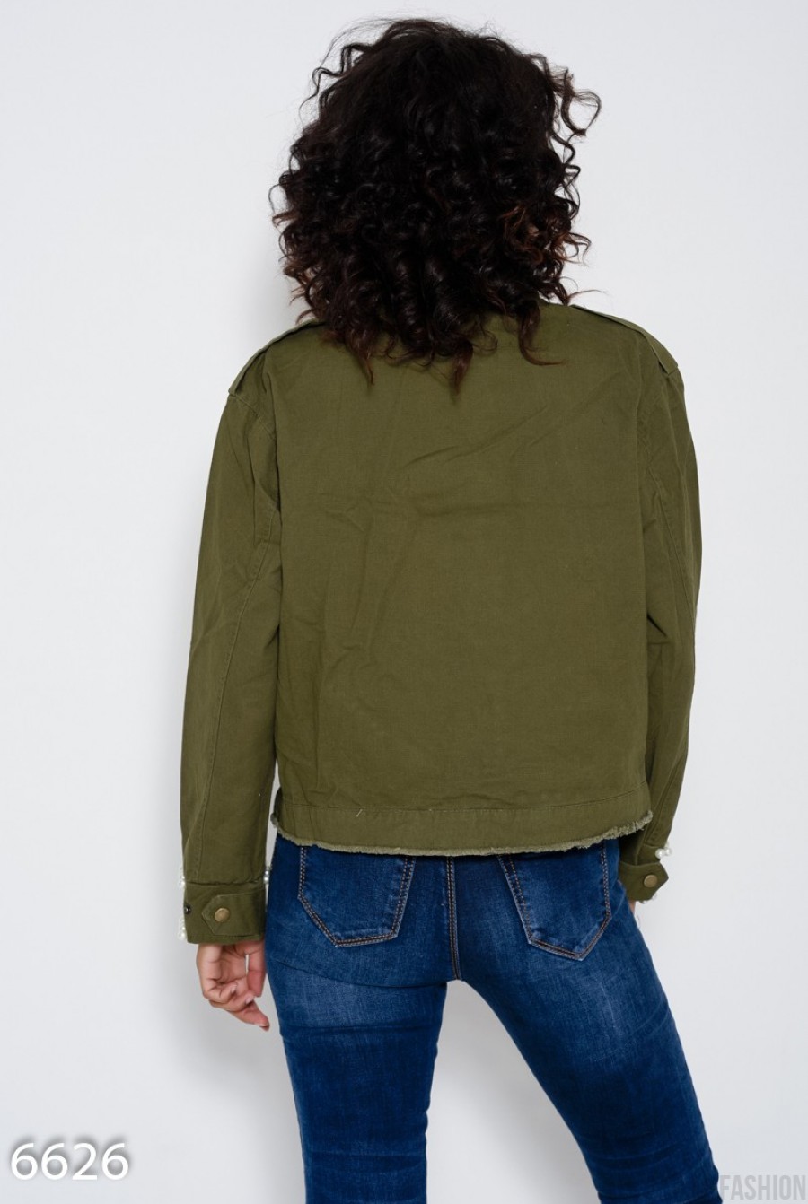 Укороченная джинсовая куртка цвета хаки с бахромой, молнией на воротнике и инкрустацией жемчужинами- Фото 5