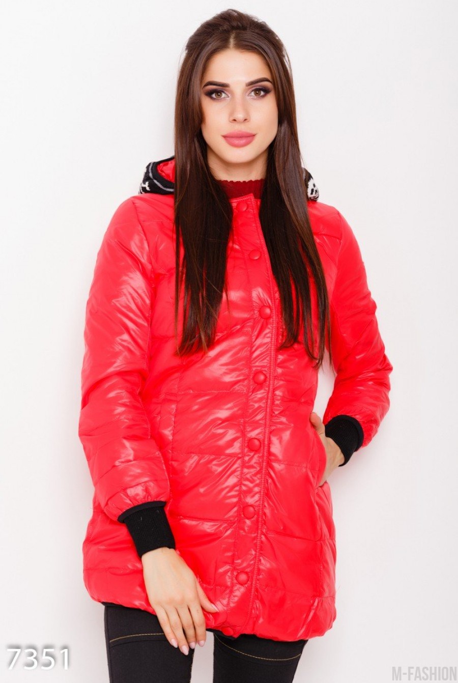 Красная удлиненная куртка с капюшоном декорированным шерстяной вставкой - Фото 1