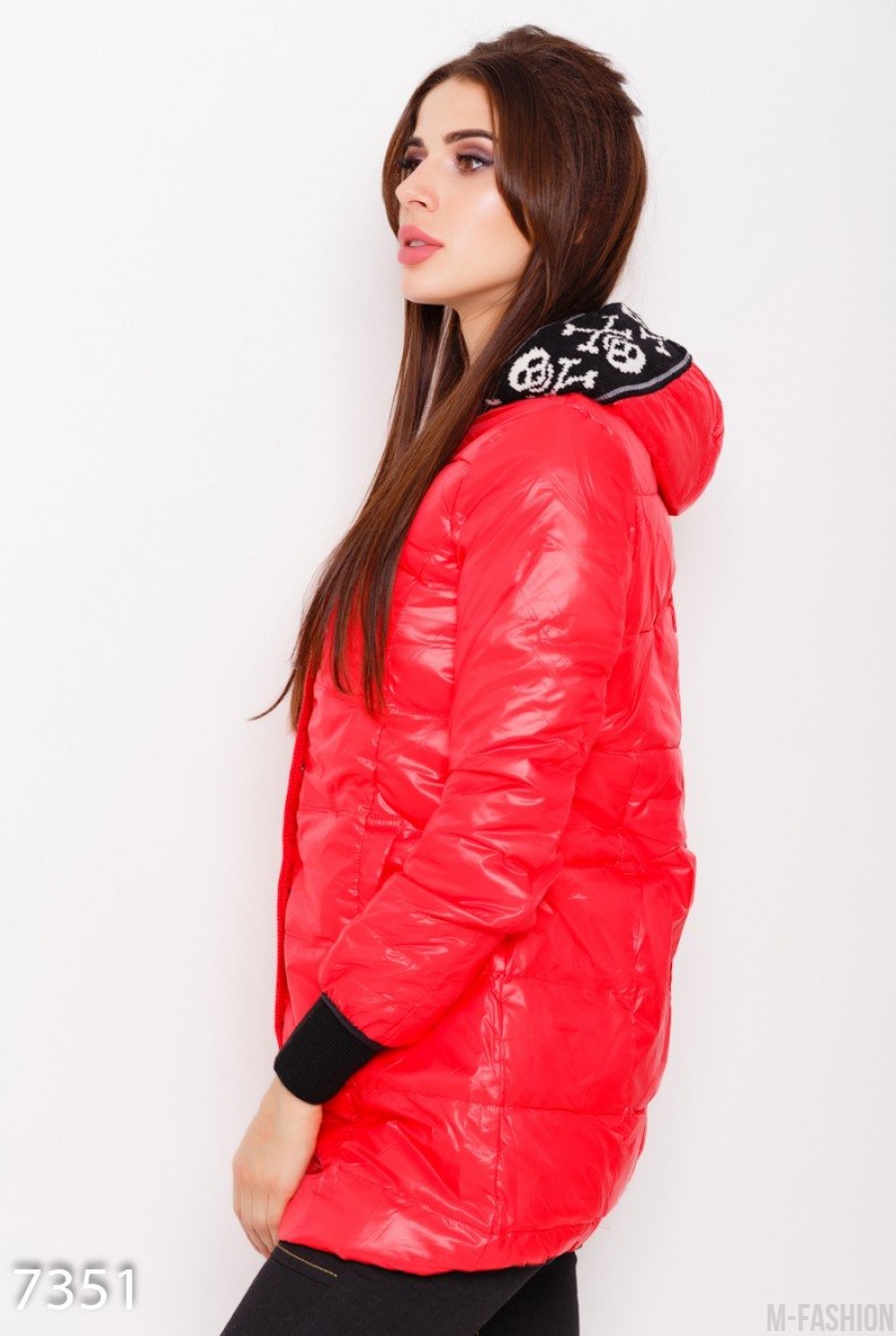 Красная удлиненная куртка с капюшоном декорированным шерстяной вставкой- Фото 2