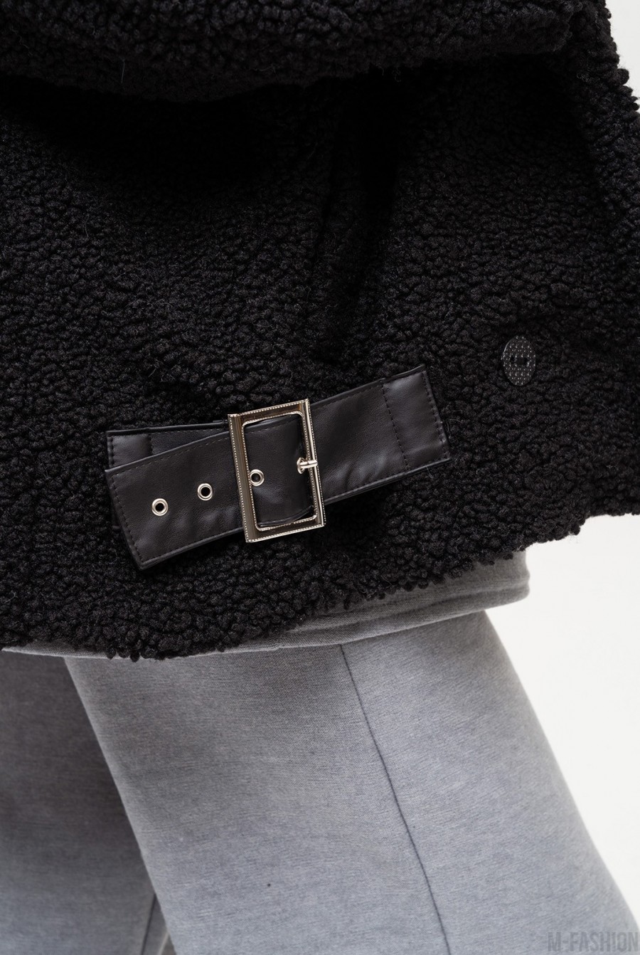 Черная короткая куртка из искусственного меха- Фото 4