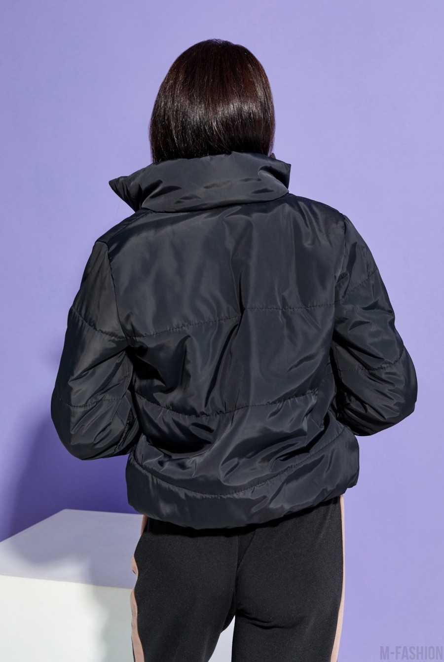 Черная стеганая куртка на молнии- Фото 3