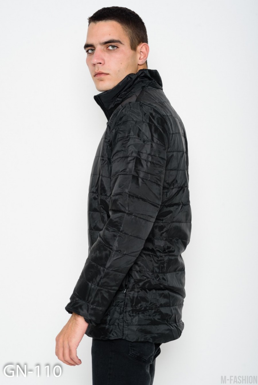Черная стеганая легкая куртка на молнии с потайными карманами- Фото 3