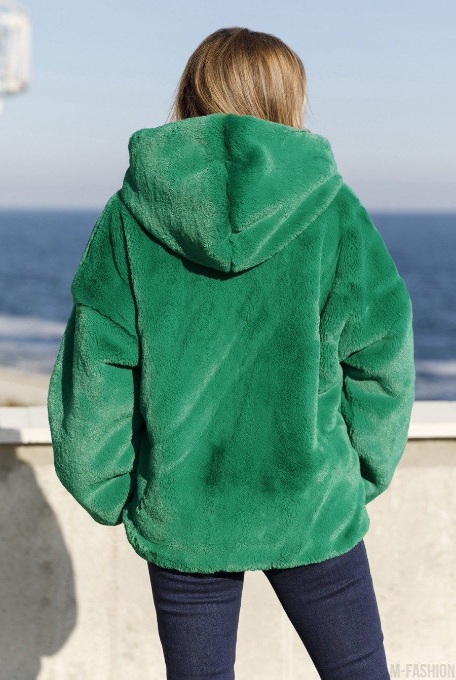 Зеленая куртка с капюшоном из искусственного меха- Фото 3