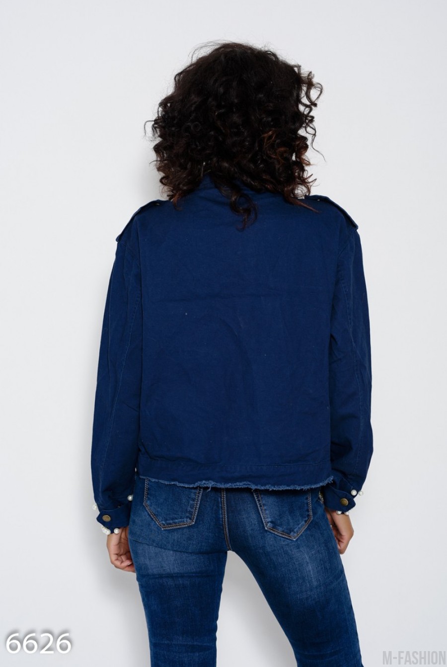 Темно-синяя укороченная джинсовая куртка с бахромой, молнией на воротнике и инкрустацией жемчужинами- Фото 5