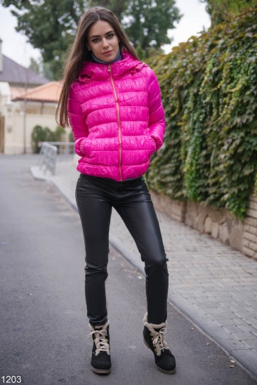 Короткая розовая дутая курточка